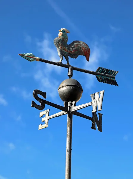青い空を背景に鉄でビンテージの風見鶏 — ストック写真