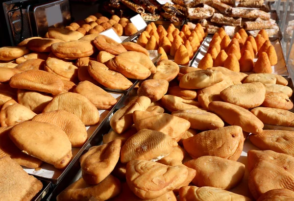 Italiaanse straat gebakken voedsel met Arancini en Panzerotti gemaakt met — Stockfoto