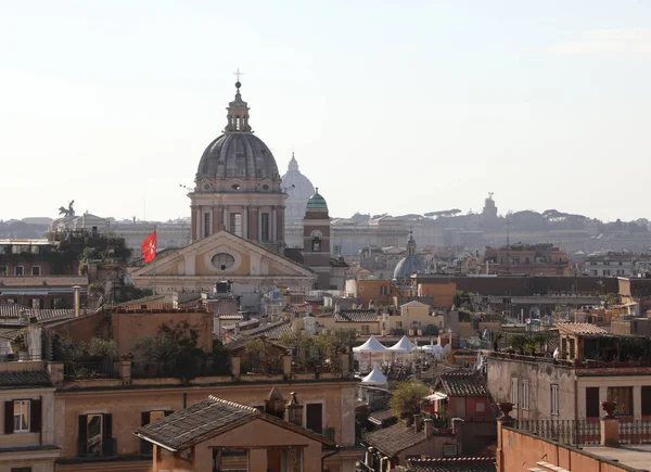 Vele daken en koepel in Rome — Stockfoto