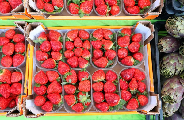 Morangos maduros vermelhos para venda — Fotografia de Stock