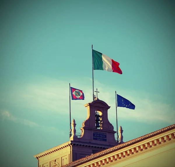 Italiaanse en Europese vlag in het Quirinale Paleis headquartier o — Stockfoto