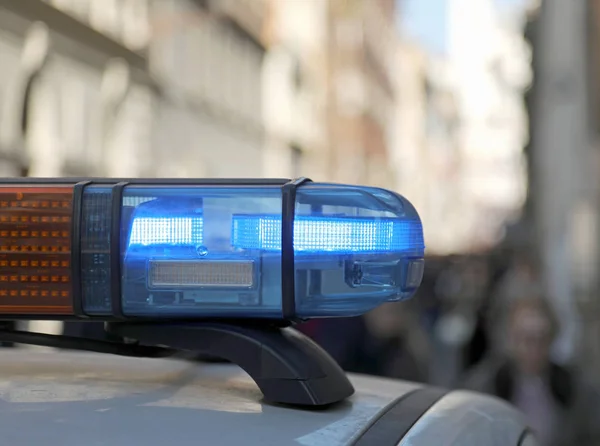 Siren av polisbil under patrullerar i staden — Stockfoto