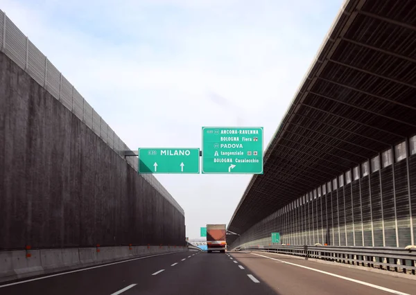 Stora vägen signal i den italienska motorwayen — Stockfoto