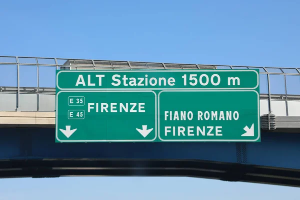 Großes Verkehrsschild mit italienischem Text, was bedeutet, dass die Kasse bei 1 angehalten wird — Stockfoto