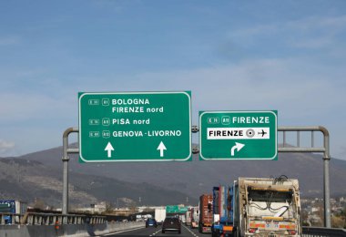 Toskana'daki Floransa yakınındaki büyük yol işaretleri