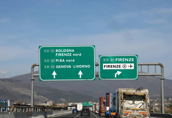 Большие дорожные знаки в Тоскане недалеко от Флоренции — стоковое фото