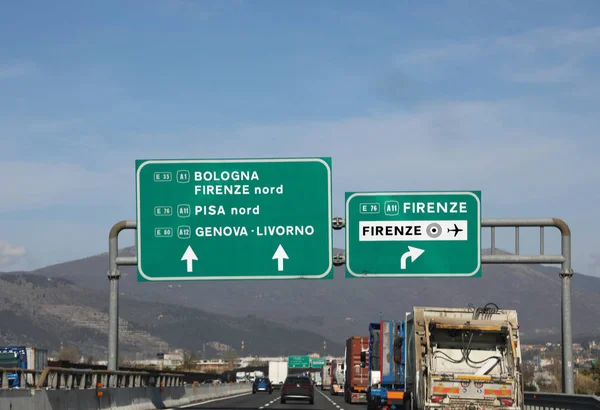 Toskana'daki Floransa yakınındaki büyük yol işaretleri