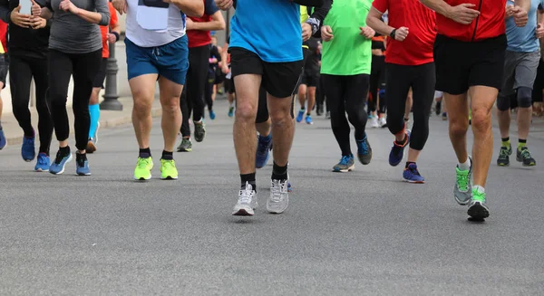 Férfiak és a nők futnak az úton — Stock Fotó