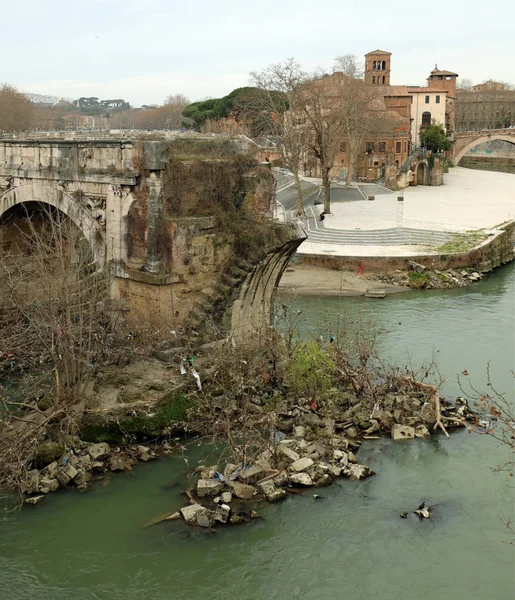 Old broken bridge called Pons Aemilius in Rome — Stock Photo, Image