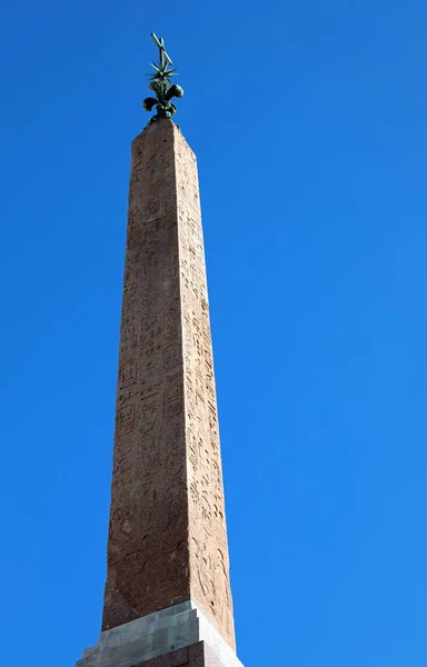 Staré vysoké egyptský obelisk — Stock fotografie