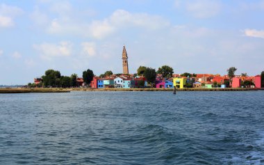 Venedik Lagoon n Burano Adası'nın boyalı evlerin görünümü