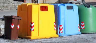 dört renkli çöp bidonuna çöp geri dönüşüm için