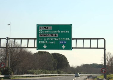 yol Kavşağı'nda İtalyan otoyol ve göstergeler Roma'ya veya 