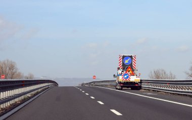 otoyollar üzerindeki ok işaretiyle büyük yol ile kamyon