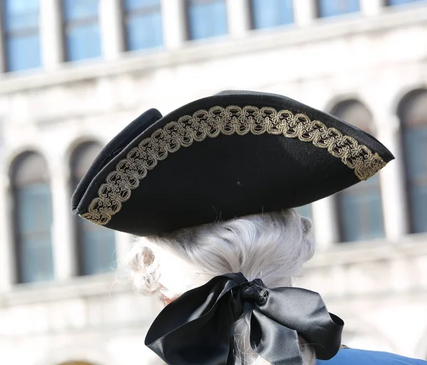Благородный человек в парике и шляпе на площади Сан Марко в Венеции Дур — стоковое фото