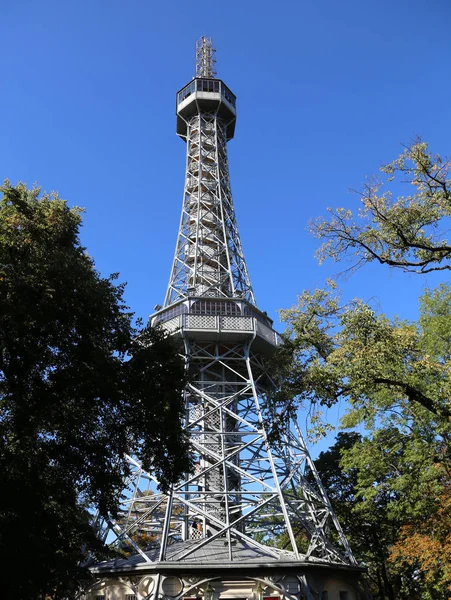 Petrin torre de vigia é uma torre de estrutura de aço alto em Praga i — Fotografia de Stock