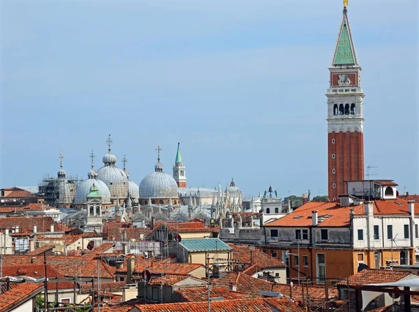 Domes of Basilica of Saint Mark and the Bell Tower in Venice — Stock Photo, Image