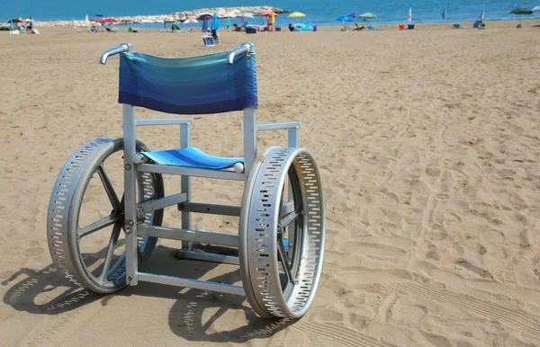 Spezieller Rollstuhl mit großen Rädern auf Aluminium am Strand — Stockfoto