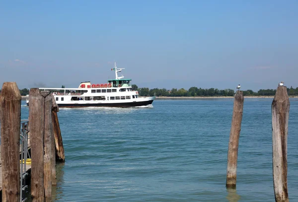 Barco para turista na lagoa veneziana na Itália — Fotografia de Stock