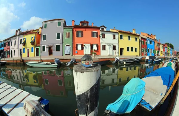 Färgglatt målade hus av Burano ö i den venetianska Littorin — Stockfoto