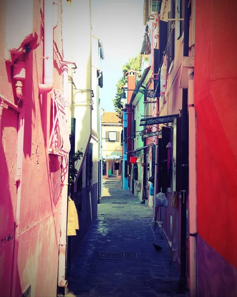 Maisons peintes de Burano dans la lagune vénitienne avec vieil e tonique — Photo