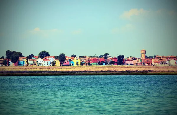 Барвисто розмальованими будинками Burano острів поблизу Венеції з Старого — стокове фото