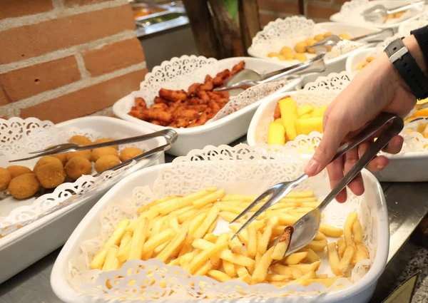 Self service ristorante con molti cibi crudi e cotti — Foto Stock