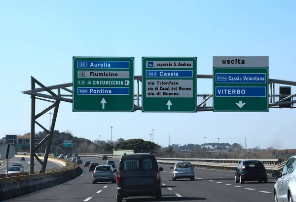 Kruising van de weg in de Italiaanse snelweg en aanwijzingen naar Rome en — Stockfoto