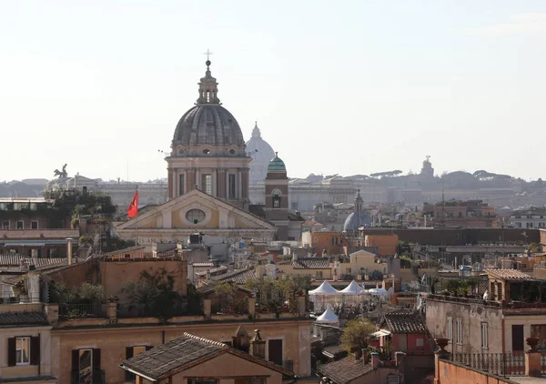 Vele daken en koepel in Rome Italië — Stockfoto