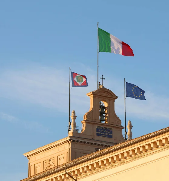 Trois drapeaux sur le Palais du Quirinal à Rome — Photo