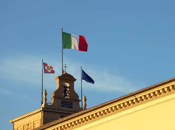 Trois drapeaux sur le Palais du Quirinal dans le quartier général de Rome de Pres — Photo