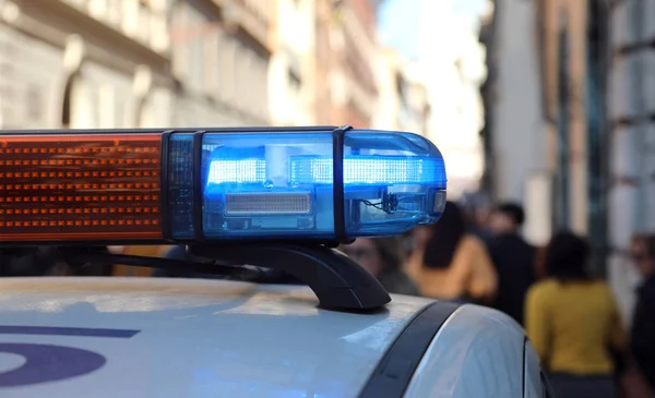 Patrulla de coche de policía con luz azul de sirenas — Foto de Stock
