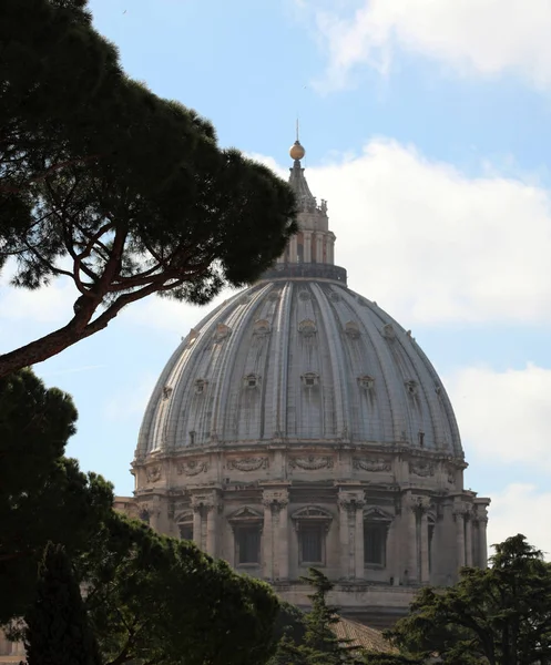 Kopule baziliky svatého Petra ve Vatikánu — Stock fotografie