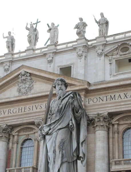 Staue of Saint Paul with sword and the Basilica of Saint Peter i — Stock Photo, Image