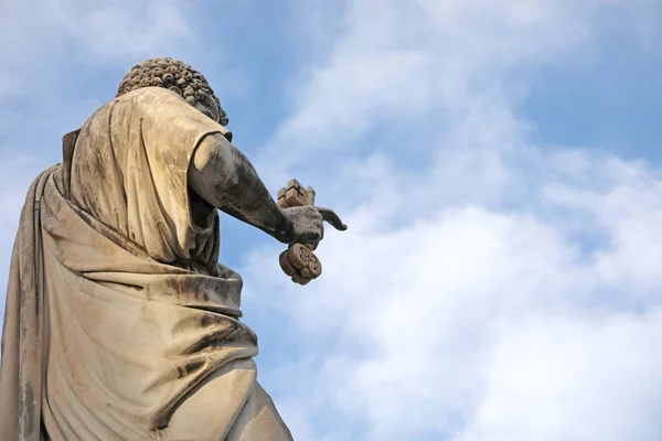 Αρχαίο άγαλμα του Αγίου Πέτρου στο κλειδί στο χέρι και μπλε ουρανό — Φωτογραφία Αρχείου
