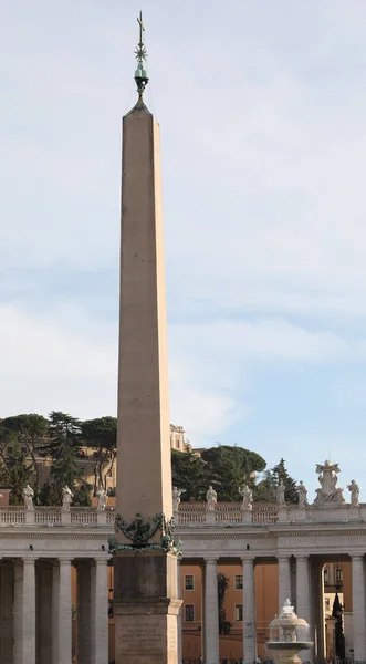 Grande obelisco egípcio antigo na Praça São Pedro, no Vaticano Ci — Fotografia de Stock