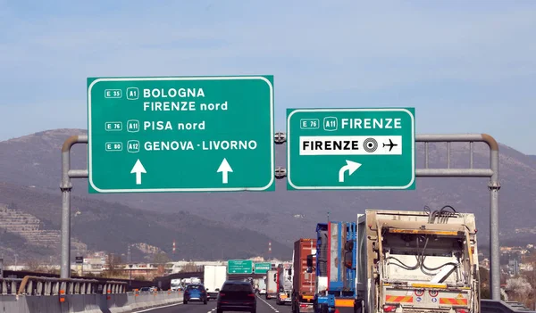 Итальянская автомагистраль со многими указателями на основные города — стоковое фото