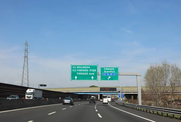 Belangrijke weg kruispunt in Centraal Iatly naar Florence of Bologna — Stockfoto