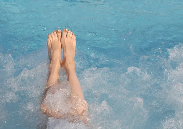 Nohy mladé ženy během léčby whirlpool — Stock fotografie