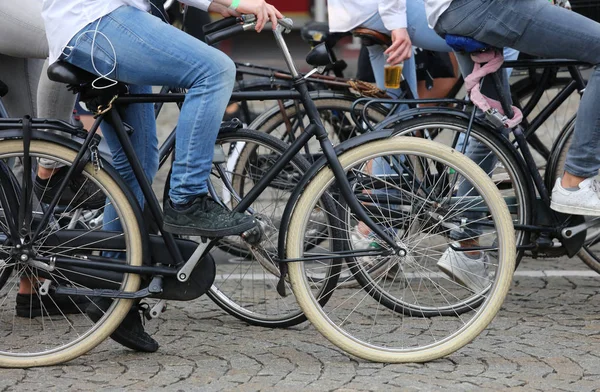 Мальчик с педалью в джинсах на велосипеде — стоковое фото