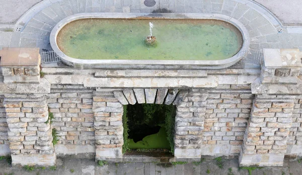 Brunnen in bastioni straße in florenz in italien — Stockfoto