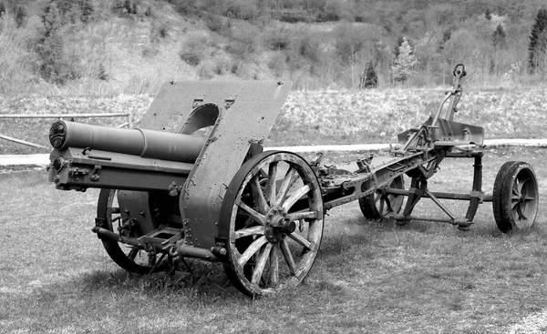 Canhão muito velho da Primeira Guerra Mundial usado por soldados com bla — Fotografia de Stock