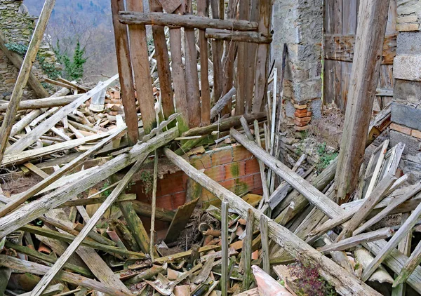 Rubble and the ruins of destroyed house — Stock Photo, Image