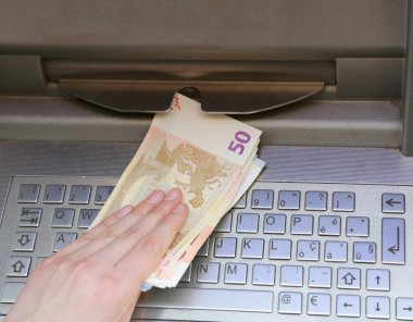 ATM 'den 50 avro tutarında banknotlar çeken el