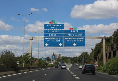 Paris 'e Fransız otoyolu ve trafik tabelası daha fazla yer