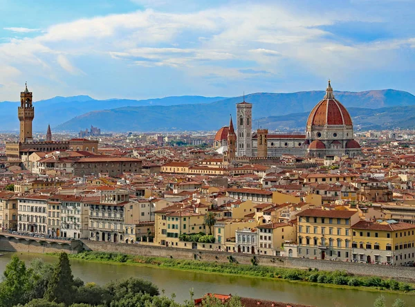 Duomo 'nun kubbe ile Italya 'da Floransa görünümü — Stok fotoğraf