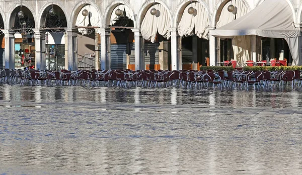 Bar på Markus platsen i Venedig med hög vatten — Stockfoto