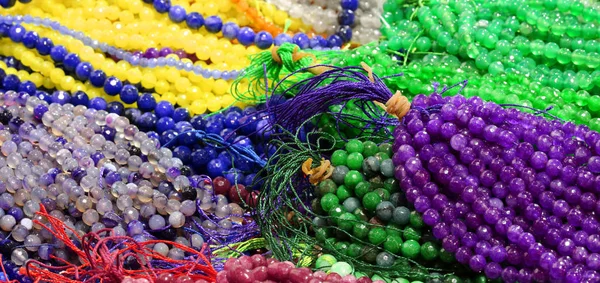 Collares de perlas para la venta en la tienda de disfraces — Foto de Stock