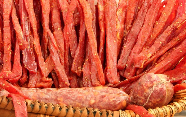 Tiras de carne temperadas com sal e especiarias naturais — Fotografia de Stock