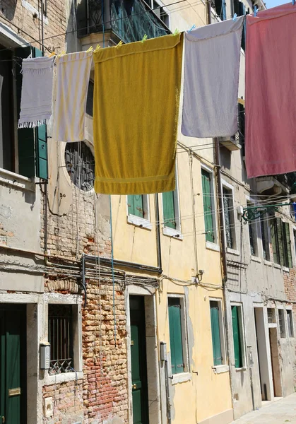 Одежда висит на улице под названием Calle в Венеции — стоковое фото